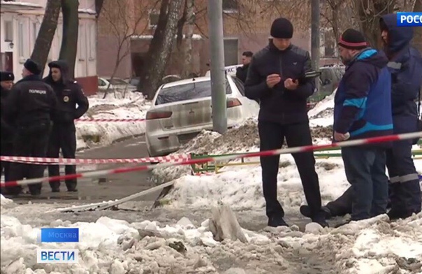 В Москве женщину убило глыбой льда с крыши Предупреждавший ее об опасности, дворник попал в