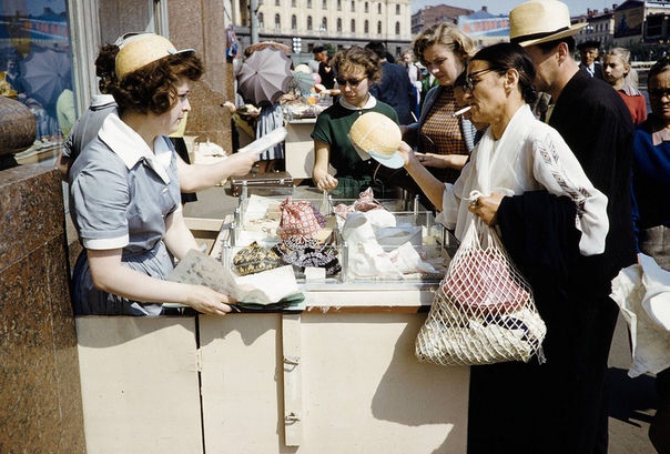 Уличная торговля в советской Москве на цветных фотографиях 1959г. Хрущёвская оттепель стала тем благодатным периодом, когда в СССР начали приезжать туристы и фотожурналисты из западных стран,