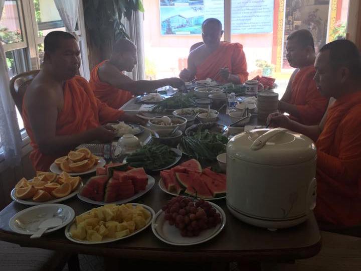 приём пищи в тайском монастыре