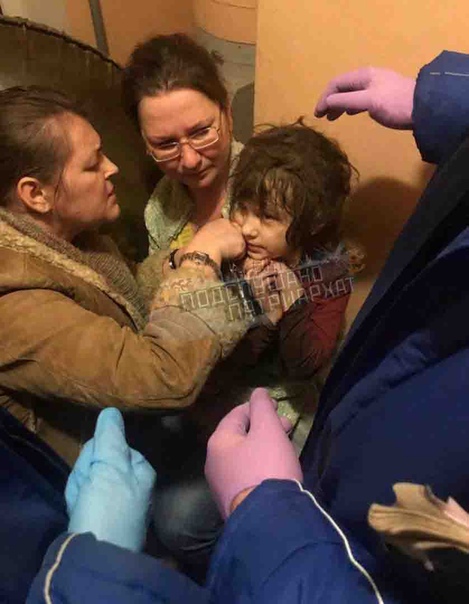 Мать-мусорница прятала в квартире-свалке ребенка Москва. Соседи начали слышать исходящий из жилплощади детский плач, однако на стук дверь никто не открывал. Рыдания усилились, и пришлось вызвать