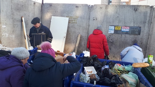 Пенсионеры собирают просроченные продукты из мусорных баков возле супермаркетов. Очередной подобный