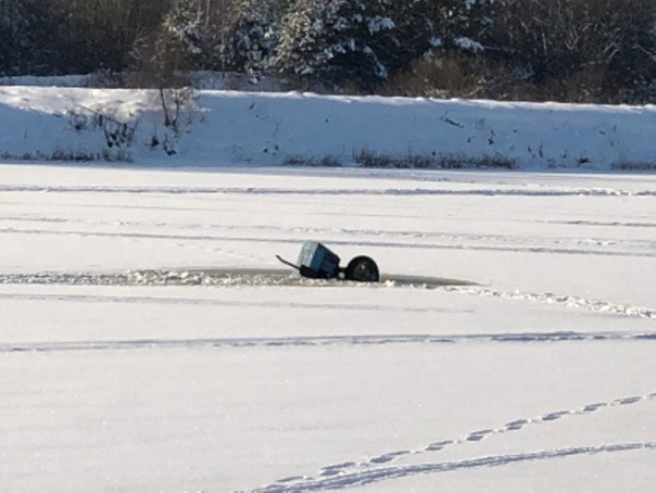 двое мужчин погибли, провалившись на тракторе под лед. Случай произошел утром 13 января в Тверской области.