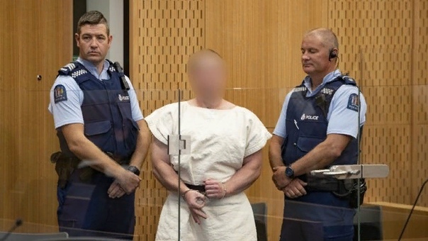 Я обычный белый человек... Когда новозеландского стрелка Брентона Тарранта, убившего накануне 49 мусульман, завели в зал суда, он ухмыльнулся журналистам и показал знак . Судья настоял, чтобы